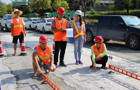 2018年8月，G220試驗(yàn)路段交工驗(yàn)收，測量彎沉評估路面的整體強(qiáng)度