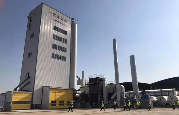 2018年10月12日，來自全國各地的筑養(yǎng)路行業(yè)專家、高?？蒲袑W(xué)者等150余人，蒞臨豐城綜合養(yǎng)護(hù)中心，現(xiàn)場觀摩全環(huán)保瀝青攪拌設(shè)備及各類環(huán)保裝置。