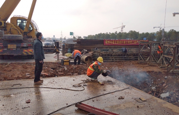 嚴(yán)抓復(fù)工后的疫情防控工作。圖為2020年2月24日樟樹葛玄路臺(tái)埠中橋便道鋼便橋施工現(xiàn)場